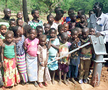 kinderen Konsala bij waterpomp
